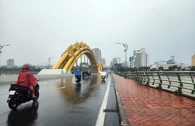 Người dân Đà Nẵng trở về nhà trong chiều 27/9/2022 để tránh bão.