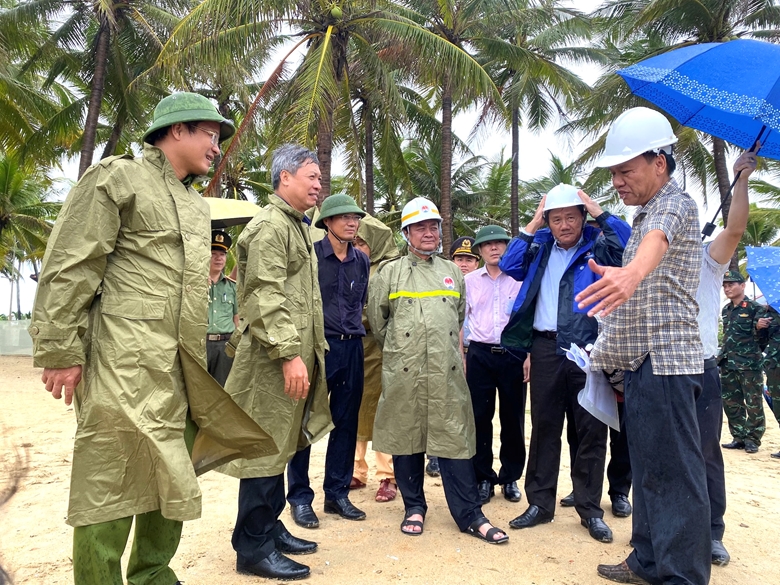 Bộ trưởng Bộ Nông nghiệp và phát triển nông thôn (NN&PTNT) Lê Minh Hoan, Phó Trưởng ban Thường trực Ban Chỉ đạo Quốc gia về phòng, chống thiên tai cùng đoàn công tác đã đến kiểm tra tình hình ứng phó bão số 4 tại Quảng Nam