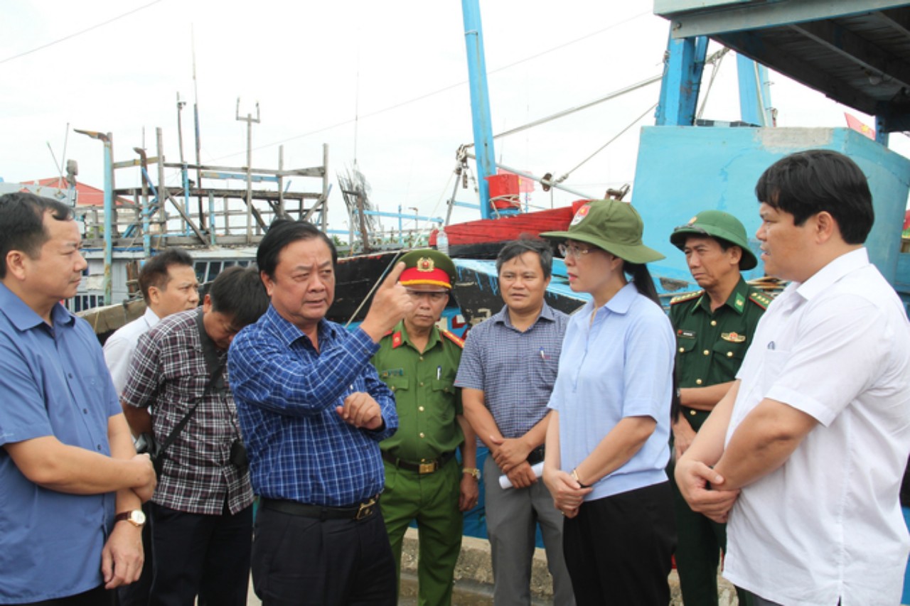 Bộ trưởng Bộ Nông nghiệp và phát triển nông thôn (NN&PTNT) Lê Minh Hoan, Phó Trưởng ban Thường trực Ban Chỉ đạo Quốc gia về phòng, chống thiên tai cùng đoàn công tác đã đến kiểm tra tình hình ứng phó bão số 4 tại