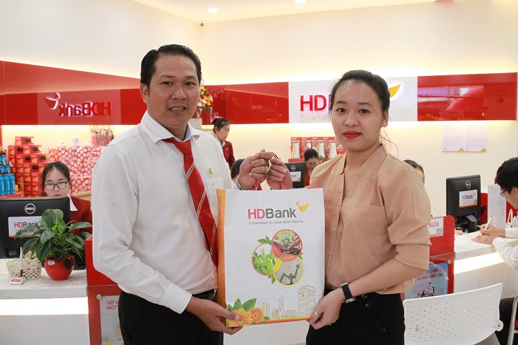 Nhân dịp khai trương trụ sở mới, HDBank Minh Diệu dành tặng những khách hàng địa phương tới giao dịch nhiều phần quà hấp dẫn, thiết thực