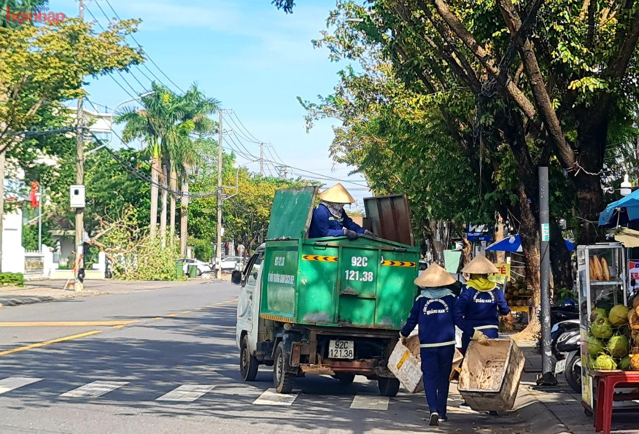 Công ty CP môi trường đô thị Quảng Nam huy động 100% công nhân dọn dẹp xử lý rác thải sau bão số 4