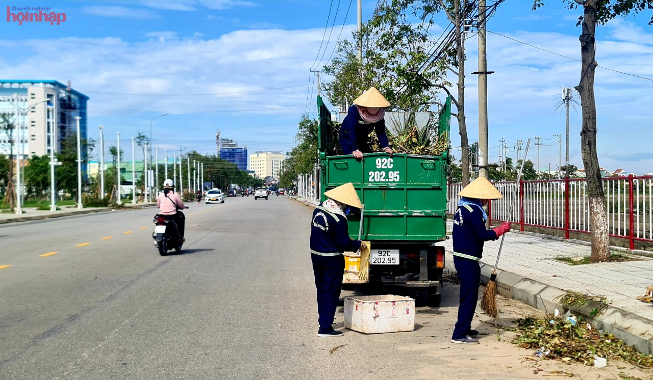 Công ty CP Môi trường Đô thị Quảng Nam là đơn vị chủ lực trong việc thu gom rác thải ra khỏi địa bàn nhằm tránh ách tắc giao thông, ảnh hưởng đến hoạt động sản xuất và đời sống của nhân dân.