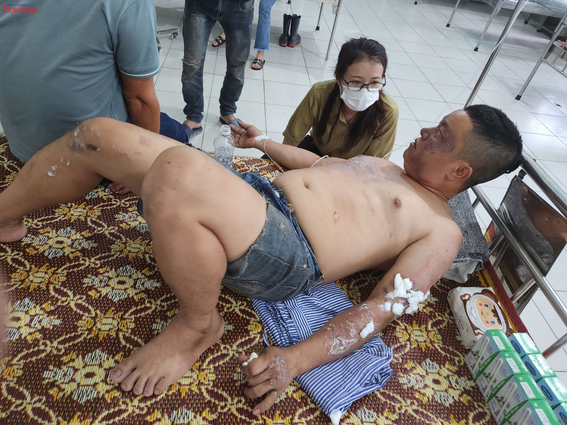 Nạn nhân trong vụ nổ tai Công ty TNHH Hưng Nghiệp Formosa Hà Tĩnh đang điều trị tại Bệnh viện Đa khoa thị xã