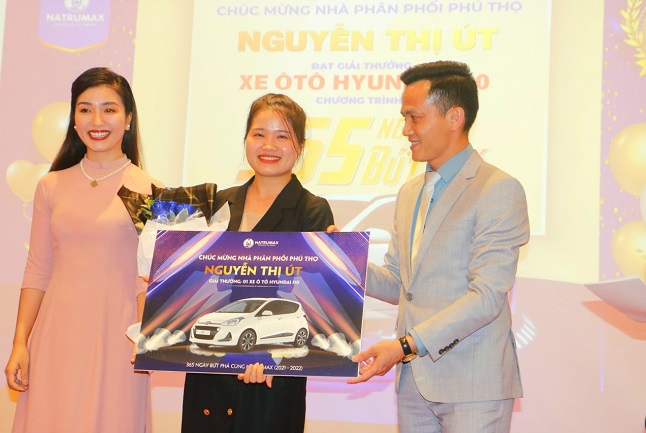 Ông Nguyễn Bá Hà - Phó chủ tịch Natrumax và bà Nguyễn Mai-Tổng Giám đốc Natrumax Việt Nam trao thưởng cho đối tác xuất sắc tại thị trường Phú Thọ