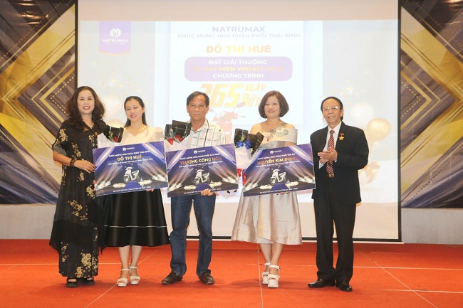 Ông Phạm Anh Bính - Cố vấn dinh dưỡng cấp cao và bà Phan Thị Thanh Hà - Giám đốc nghiên cứu và phát triển sản phẩm Natrumax trao thưởng cho đối tác xuất sắc tại thị trường Yên Bái, Thái Bình và Tây Ninh