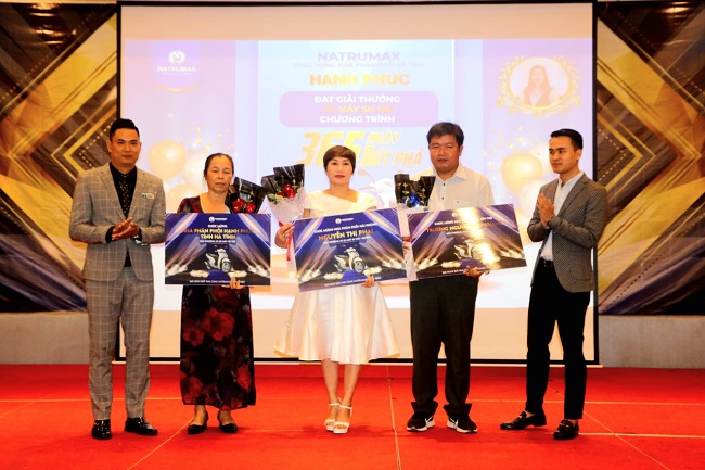 ông Doãn Ngọc vinh - Cố vấn chiến lược và ông Lê Bá Tứ -  PTGĐ kinh doanh miền Nam Natrumax trao thưởng cho các NPP tiêu biểu tại thị trường Hải Phòng, Hà Tĩnh và Bến Tre.