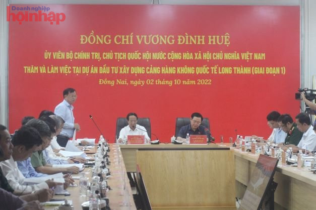 Ảnh: Chủ tịch UBND tỉnh Đồng Nai  Cao Tiến Dũng báo cáo và đề xuất Chủ tịch Quốc hội Vương Đình Huệ tại buổi làm việc.