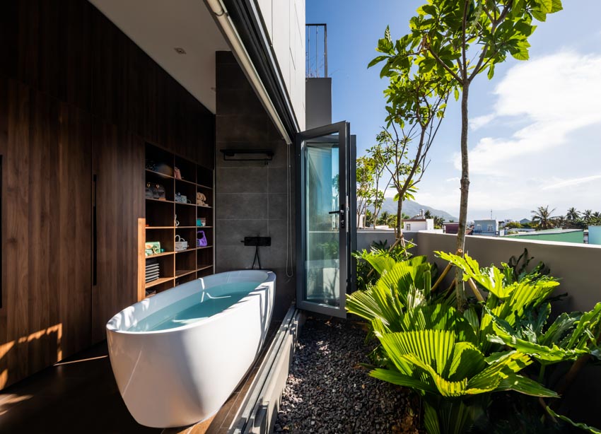 Bi House tận dụng tốt các yếu tố kiến trúc xanh bền vững để mang đến không gian nghỉ dưỡng xanh mát cho gia chủ