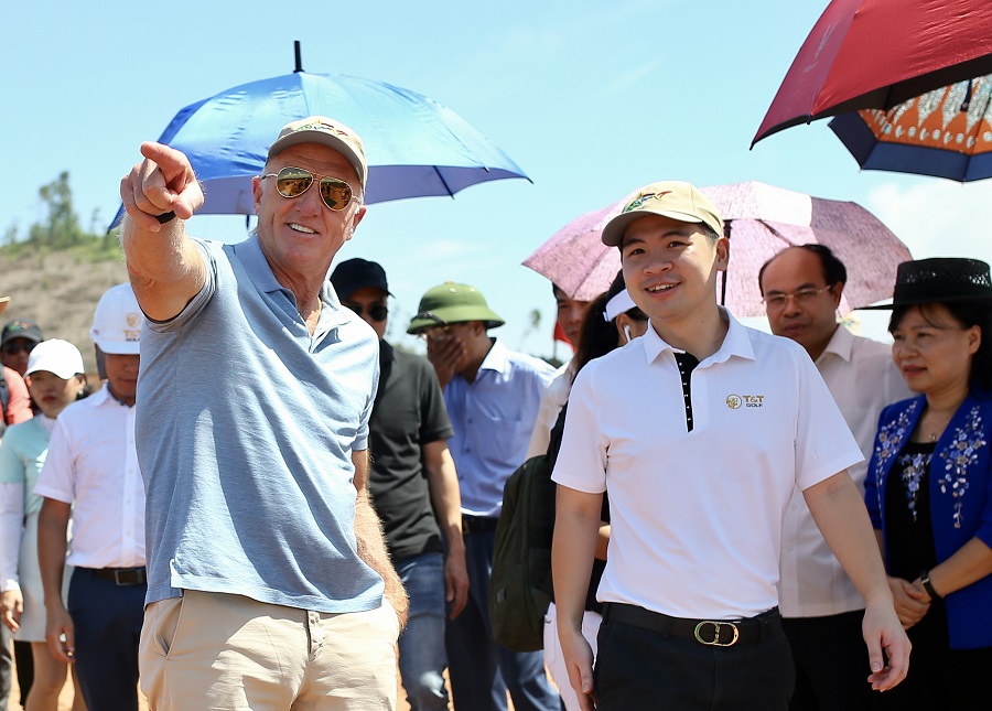 Ông Đỗ Vinh Quang – Phó Chủ tịch HĐQT Tập đoàn T&T Group (bên phải) và ông Greg Norman (bên trái) khảo sát thực địa dự án Văn Lang Empire Golf Club.