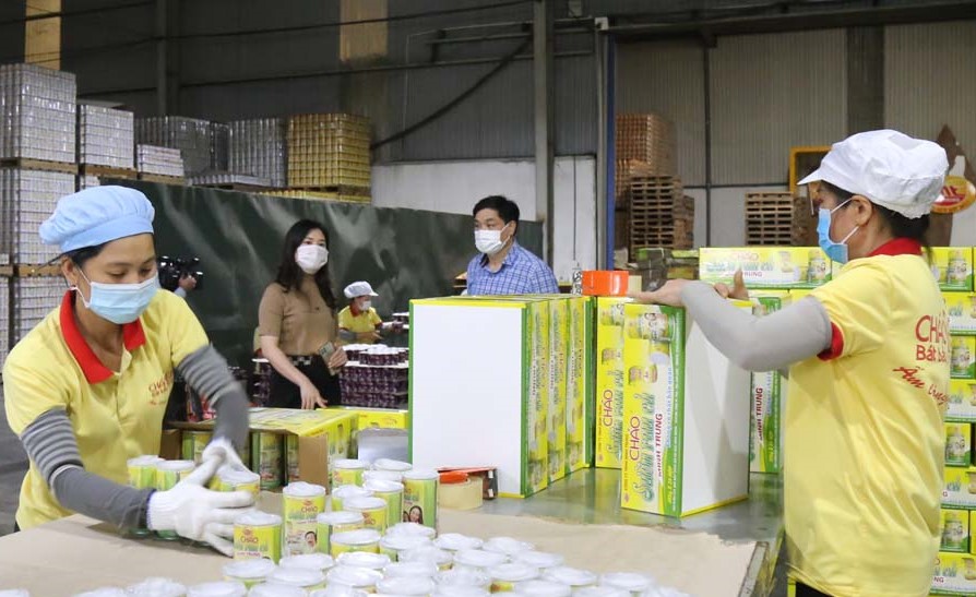 Sản phẩm cháo sen Bát Bảo của Công ty TNHH Minh Trung (KCN Lương Sơn) xuất khẩu sang thị trường Nhật Bản, Hà Lan..., góp phần tăng kim ngạch xuất khẩu của tỉnh Hòa Bình