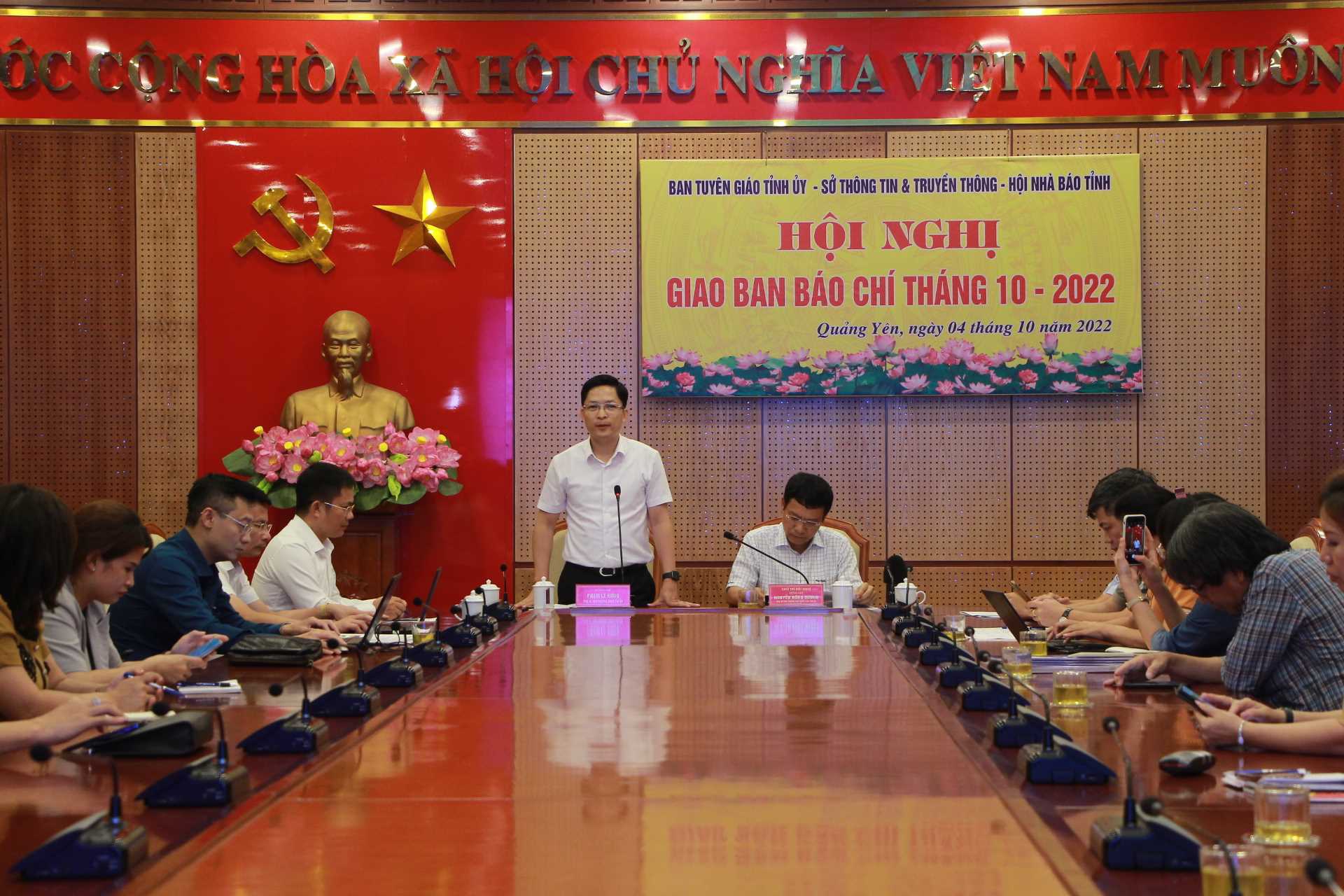 Chú thích ảnh: Ông Phạm Lê Hưng, Phó Bí thư Thường trực Thị ủy Quảng Yên  báo cáo kết quả kinh tế, chính trị, xã hội 9 tháng năm 2022 tại hội nghị giao ban