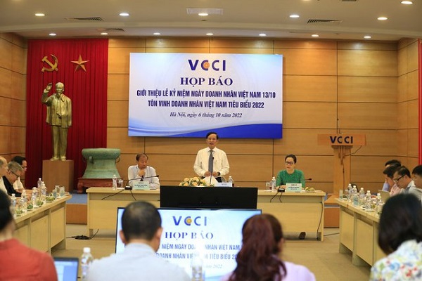 Buổi họp báo công bố các hoạt động kỷ niệm Ngày Doanh nhân Việt Nam 13/10 và tôn vinh, trao tặng danh hiệu “Doanh nhân Việt Nam tiêu biểu” năm 2022 (Ảnh: VGP/HT)