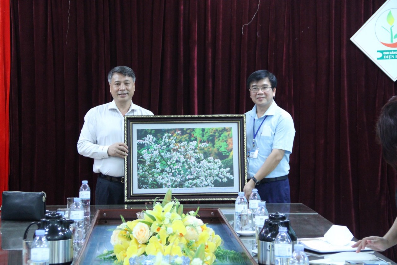 Ông Tô Xuân Giao đại diện Hiệp hội GDNN và Nghề CTXH VN tặng tranh kỷ niệm cho trường CĐN Điện Biên trong chuyến coing tác tại các trường CĐN Tây Bắc Bộ