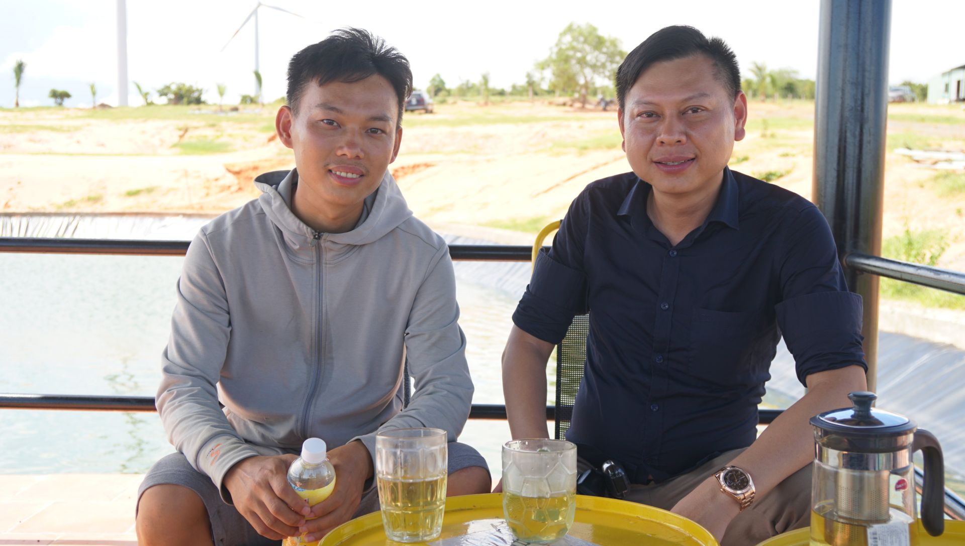Nguyễn Thanh Thản (phải) - người khởi xướng mô hình Nam Á Farmstay cùng cộng sự là trí thức trẻ TP.HCM tại Tuy Phong
