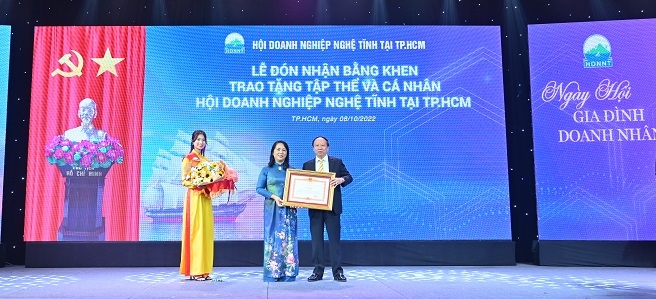 Ông Bùi Văn Liệu, Phó chủ tịch Thường trực Hội Doanh nghiệp Nghệ Tĩnh tại TP Hồ Chí Minh đón nhận Bằng khen của Thủ tướng Chính phủ.