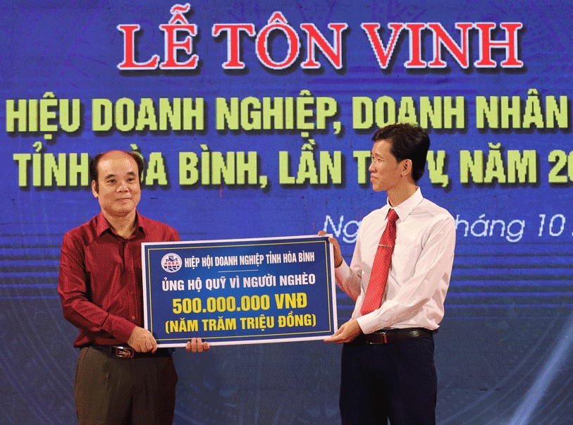 Đại diện Hiệp hội Doanh nghiệp tỉnh ủng hộ Quỹ 