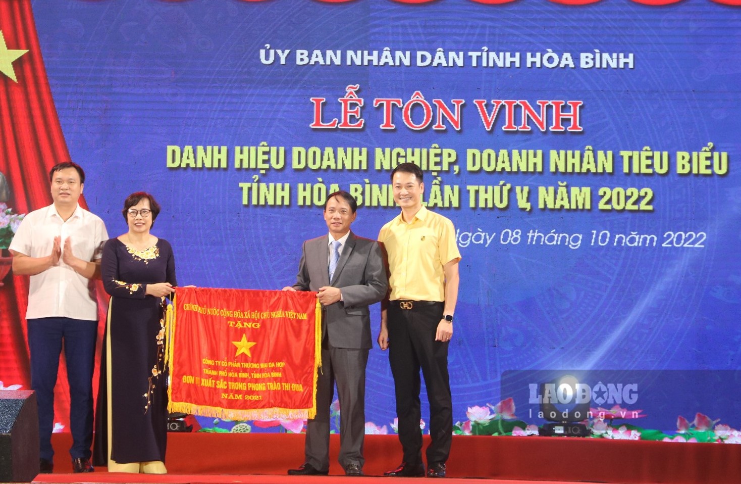 Thừa uỷ quyền, Chủ tịch UBND tỉnh Hòa Bình Bùi Văn Khánh trao Cờ thi đua xuất sắc cho Công ty Cổ phần Thương mại Dạ Hợp (TP. Hòa Bình)