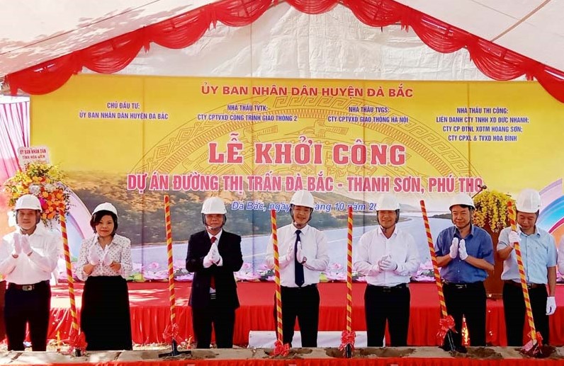 Các đại biểu thực hiện nghi thức khởi công dự án.