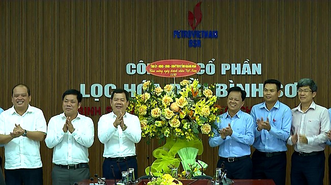 Chủ tịch UBND tỉnh Đặng Văn Minh và lãnh đạo các sở, ngành đã đến thăm, chúc mừng các doanh nghiệp  đang hoạt động trên địa bàn