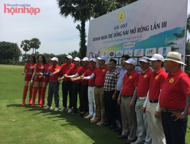 Ông Lê Bạch Long Chủ tịch Hội Doanh nhân trẻ tỉnh Đồng Nai cùng đại diện khách mời thực hiện nghi thức phát bóng tại giải đấu.