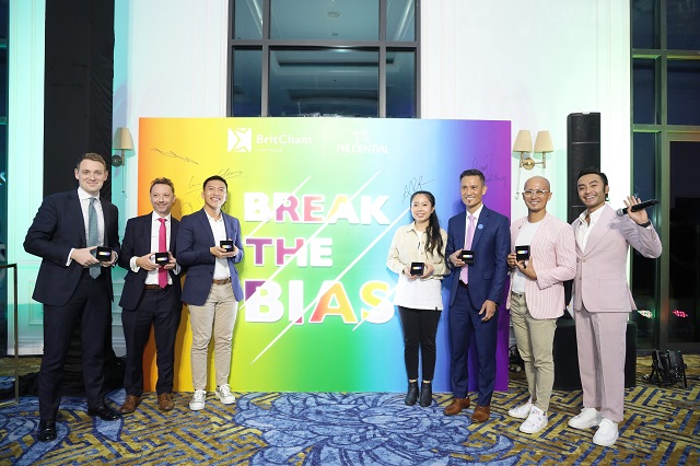 Sự kiện “Pride at work” do Prudential và Britcham tổ chức làn đầu tiên thu hút 100 lãnh đạo
cùng thực hiện cam kết phá bỏ định kiến giới nơi công sở