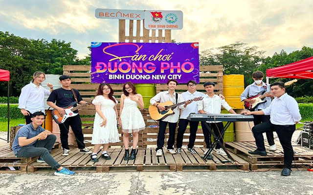 Lis Band – ban nhạc gồm các bạn trẻ đam mê âm nhạc đã đồng hành thường xuyên cùng  Sân chơi đường phố