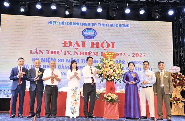 Ông Triệu Thế Hùng - Chủ tịch UBND tỉnh tặng lẵng hoa chúc mừng Đại hội