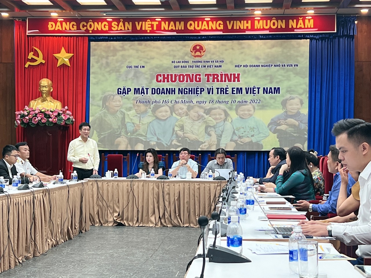 Ảnh Ông Hoàng Văn Tiến - Giám đốc Quỹ Bảo trợ t=Trẻ em Việt Nam (người đứng) chia sẻ thông tin các hoạt động của Quỹ đến với doanh nghiệp