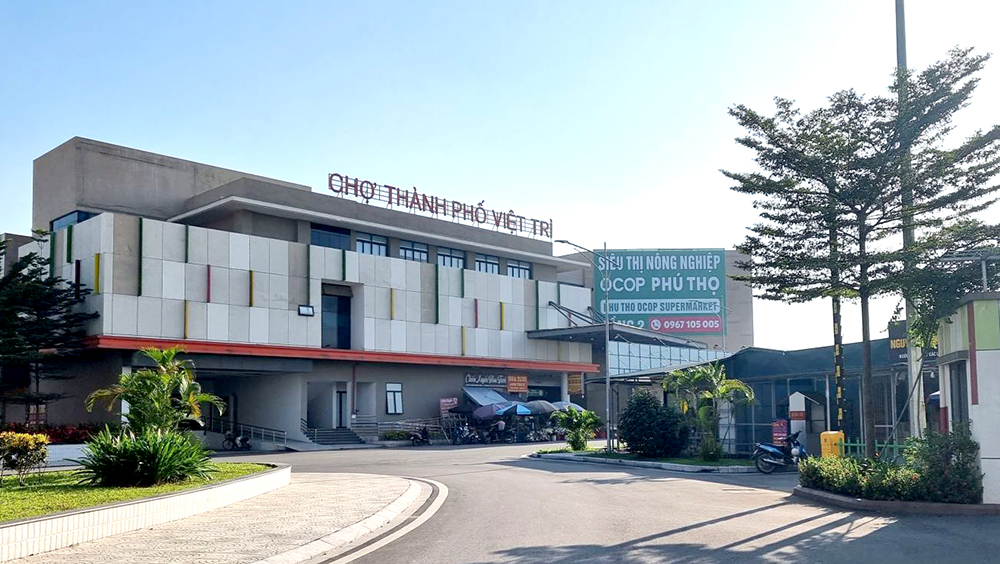 Chợ Trung tâm (Việt Trì) là nơi trung chuyển, tiêu thụ nhóm hàng nông sản, thực phẩm.