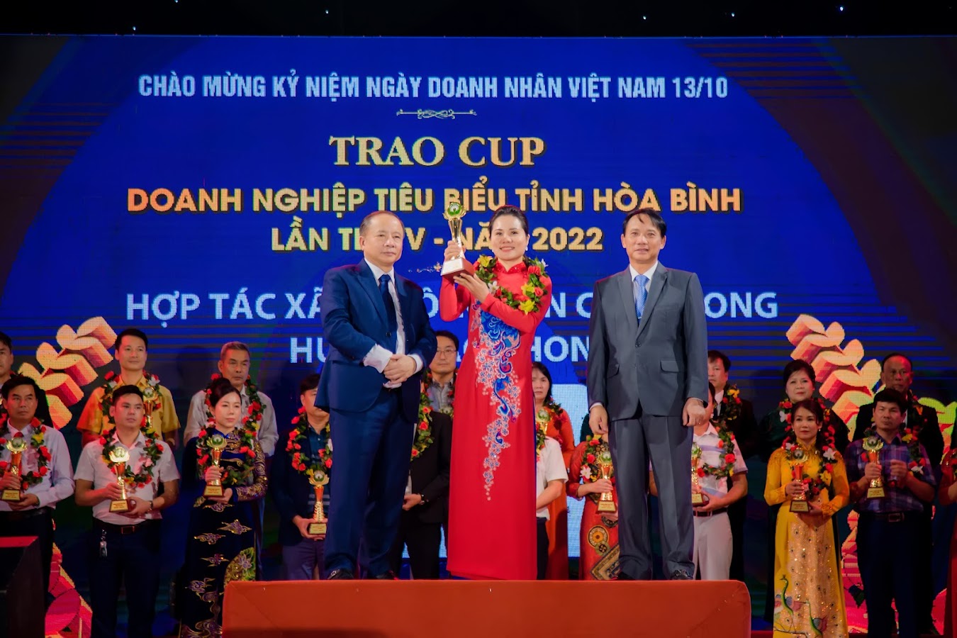 HTX 3T nông sản Cao Phong vinh dự đón nhận Cúp vinh danh doanh nghiệp tiêu biểu tỉnh Hòa Bình lần thứ V năm 2022