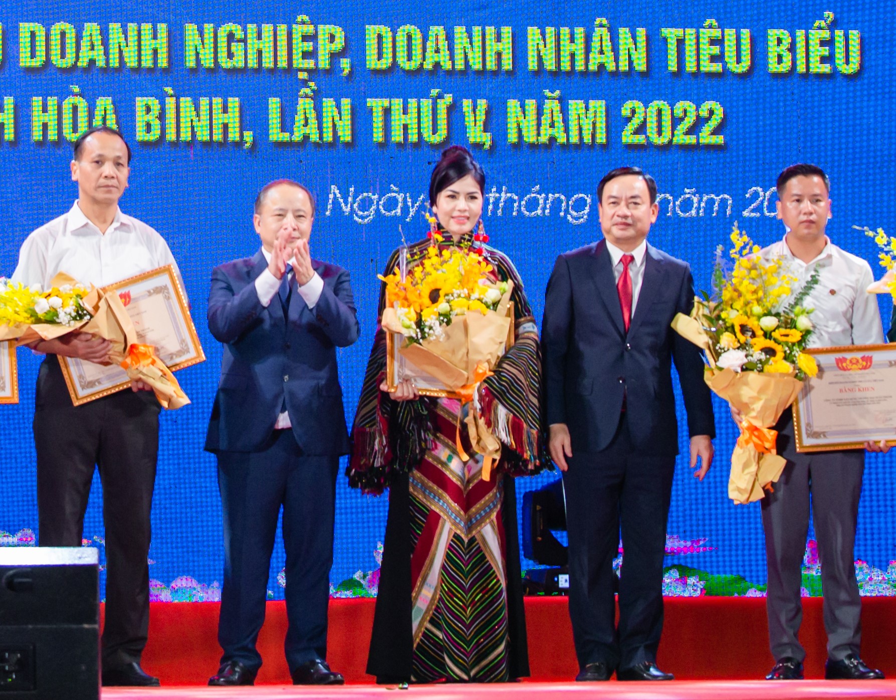 Bà Đinh Thị Hảo - Chủ tịch Hội nữ doanh nhân tỉnh Hoà Bình vinh dự được Hiệp hội doanh nghiệp nhỏ và vừa Việt Nam tặng Bằng khen.