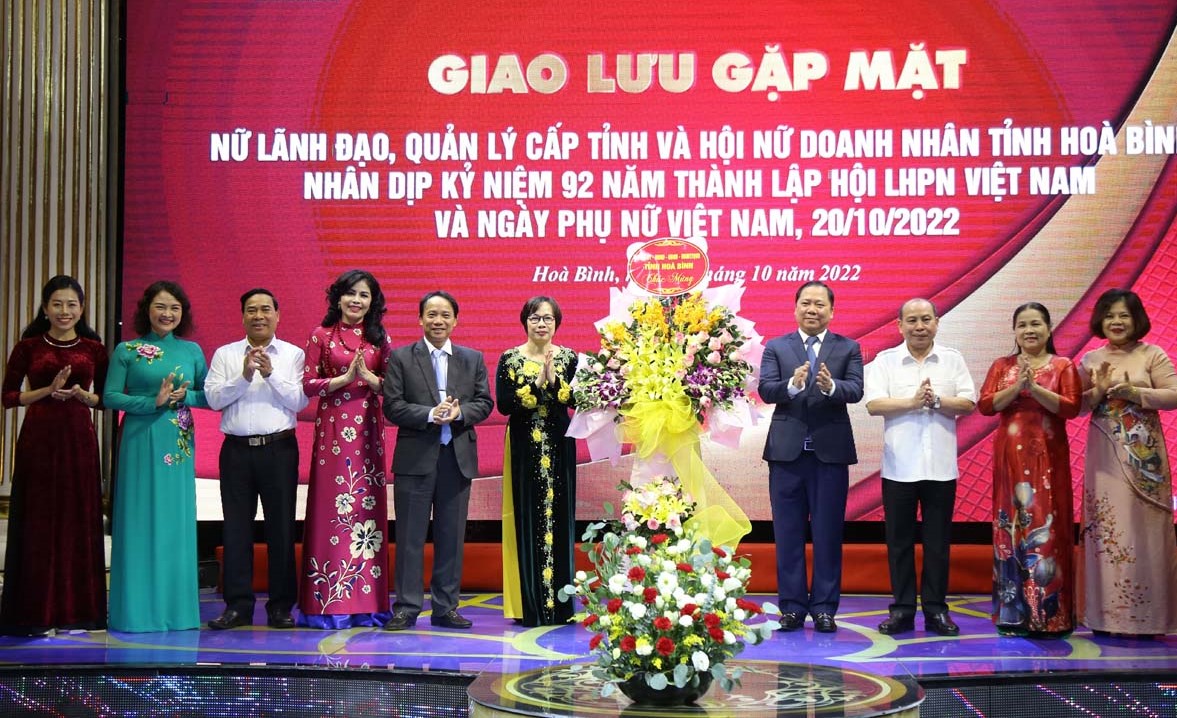 Các đồng chí lãnh đạo tỉnh Hòa Bình tặng hoa chúc mừng Hội Nữ doanh nhân tỉnh.