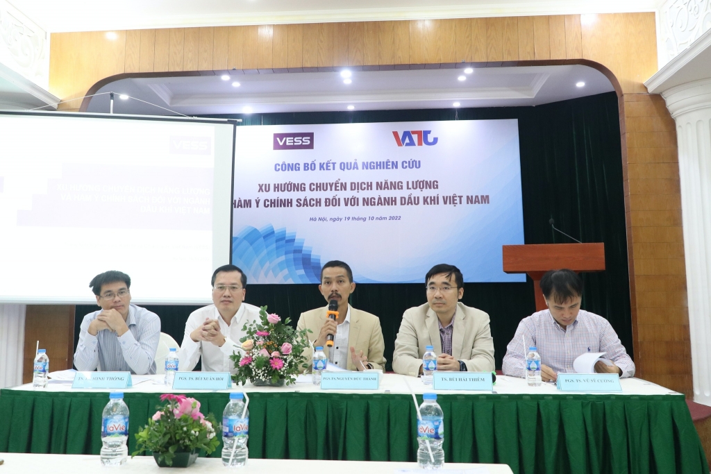 VESS công bố nghiên cứu “Xu hướng dịch chuyển năng lượng và hàm ý chính sách đối với ngành dầu khí tại Việt Nam”