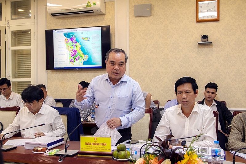 Phó Chủ tịch Thường trực UBND tỉnh Quảng Ngãi Trần Hoàng Tuấn thay mặt địa phương tiếp thu các ý kiến góp ý của Hội đồng thẩm định