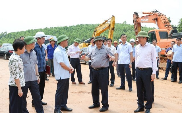 Thủ tướng Phạm Minh Chính đi kiểm tra, đôn đốc dự án cao tốc Tuyên Quang – Phú Thọ (hồi tháng 9/2022)