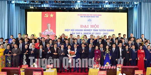 Ban Chấp hành Hiệp hội Doanh nghiệp tỉnh Tuyên Quang nhiệm kỳ 2022-2027 ra mắt Đai hội. (Ảnh: Thành Công)