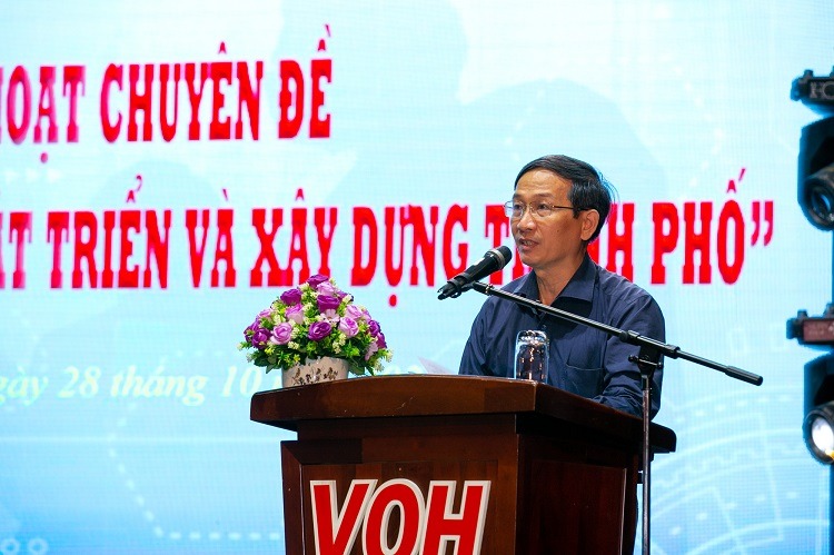 Đại diện Tạp chí Doanh Nhân Sài Gòn, Tổng biên tập Trần Hoàng cam kết tiếp tục phát huy nhiệm vụ trợ giúp doanh nghiệp nâng cao năng lực cạnh tranh, thực hiện chức năng cầu nối giữa doanh nghiệp với cơ quan Nhà nước - Ảnh: Thanh Lâm.