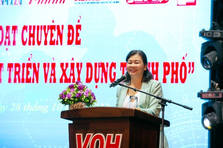 Bà Lý Việt Trung - Tổng biên tập Báo Phụ nữ TP.HCM khẳng định Khối thi đua 5 sẽ luôn quan tâm, đồng hành cùng cộng đồng doanh nghiệp - Ảnh Thanh Lâm.