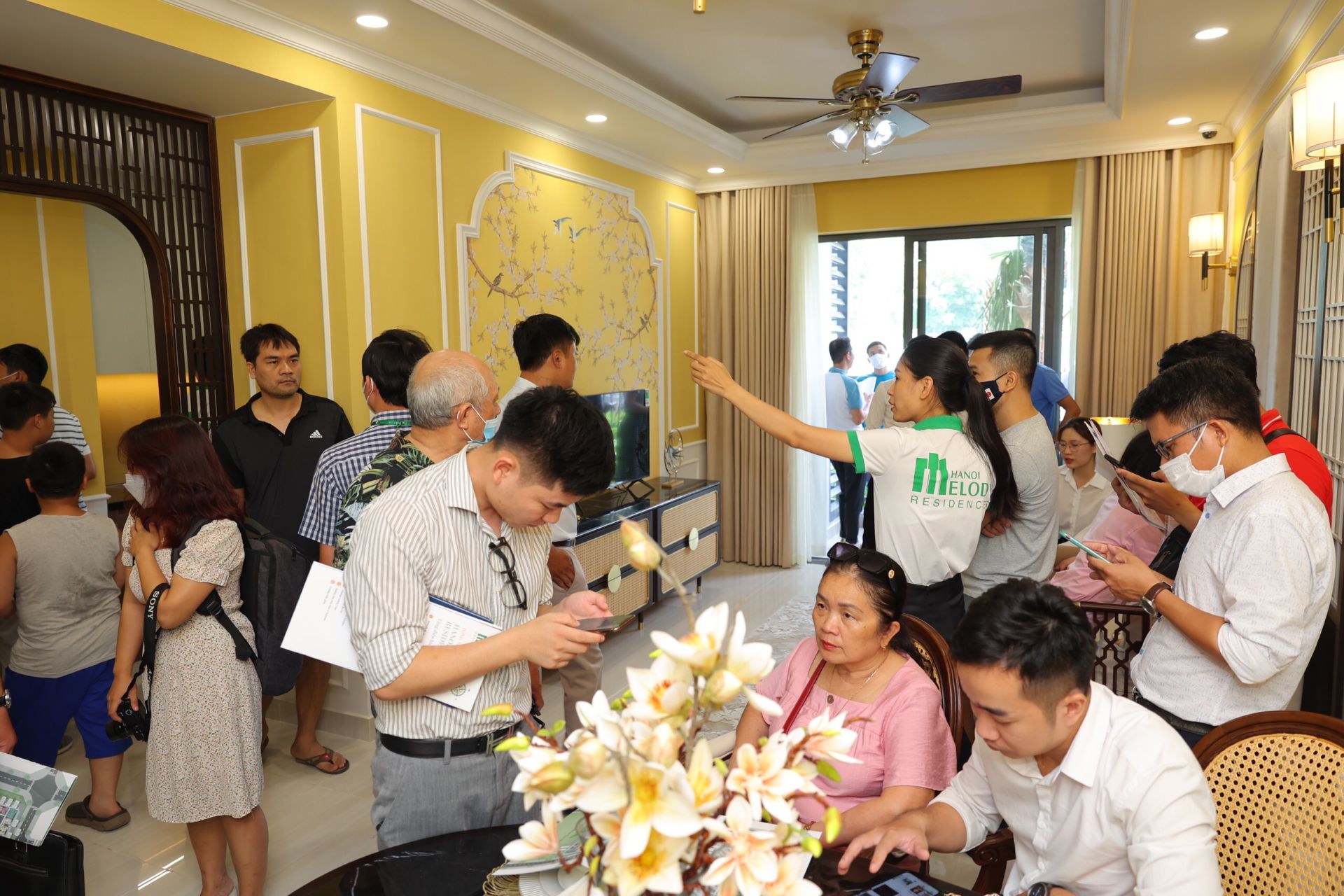 Khách hàng tấp nập tham quan dự án Hanoi Melody Residences