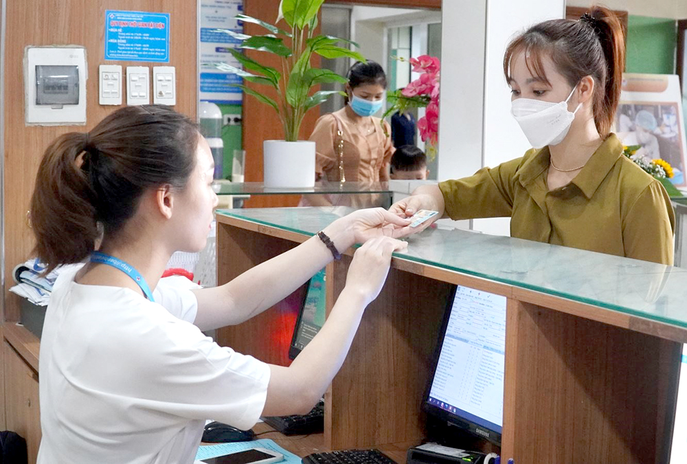 Bệnh nhân đến khám, chữa bệnh có thẻ BHYT bằng CCCD gắn chíp tại BVĐK tỉnh Phú Thọ