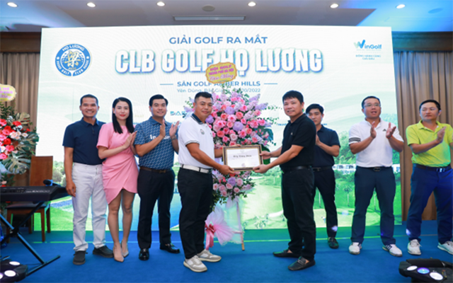 Ông Đặng Tất Thành TTK Hội Golf Hà Nội tặng hoa chúc mừng và trao giấy chứng nhận thành viên chính thức cho CLB Golf Hà Nội