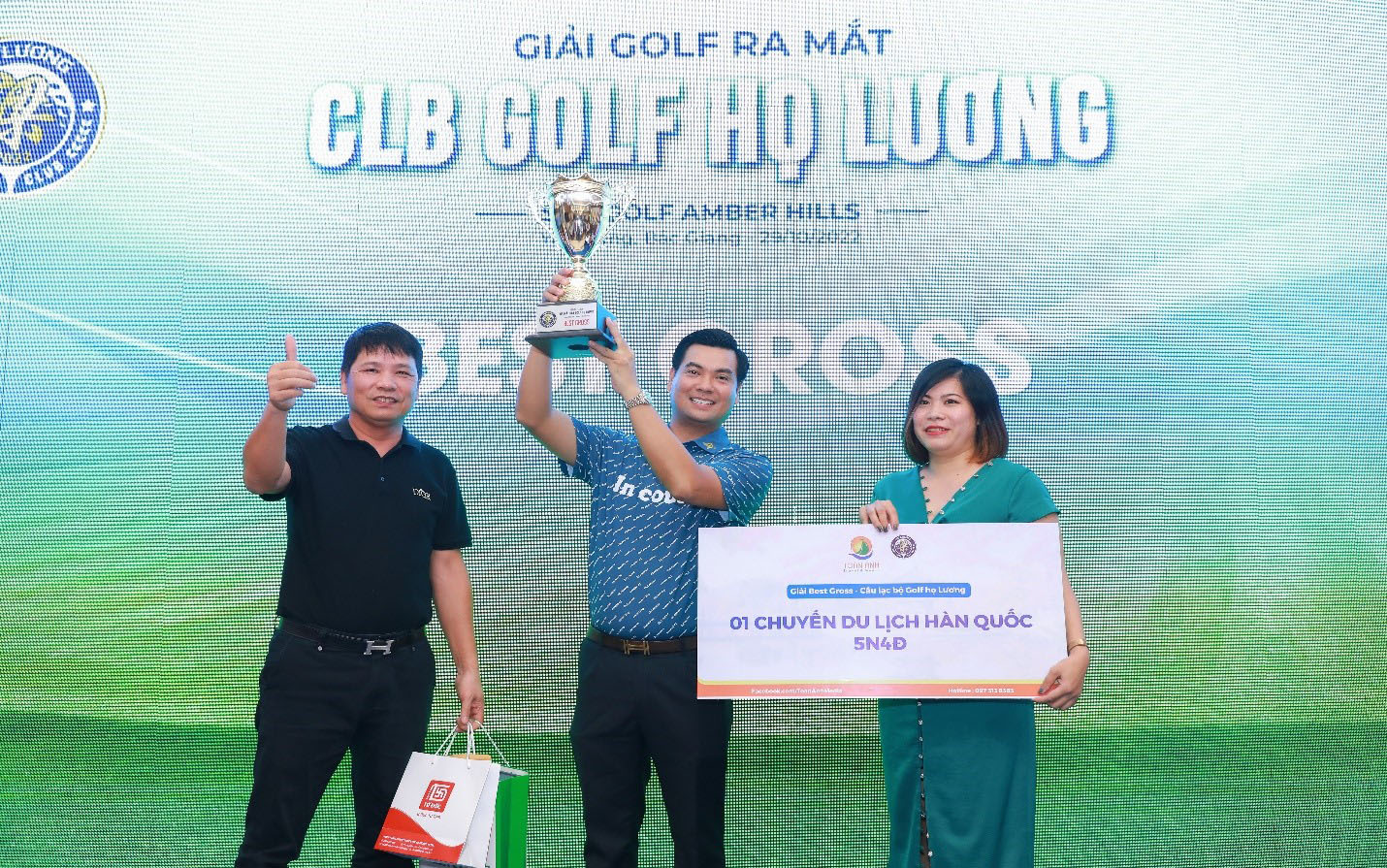Chủ tịch CLB Lương Duy Tân trao giải BestGross cho gofer Lương Minh Thắng