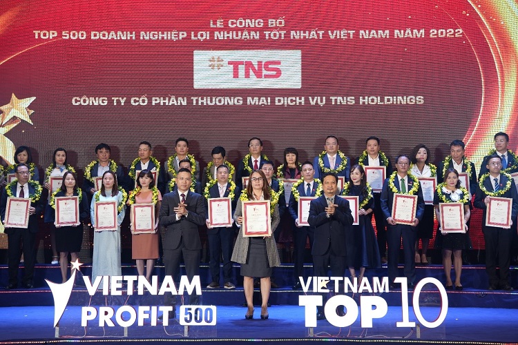 Đại diện TNS Holdings nhận giải thưởng từ Ban tổ chức TOP 500 Most Profitable Companies