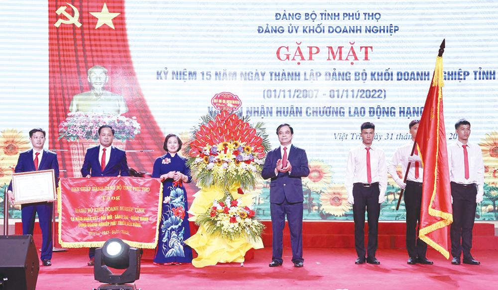 Phó Chủ tịch UBND tỉnh Nguyễn Thanh Hải trao Huân chương Lao động hạng Ba cho Đảng bộ Khối Doanh nghiệp tỉnh Phú Thọ