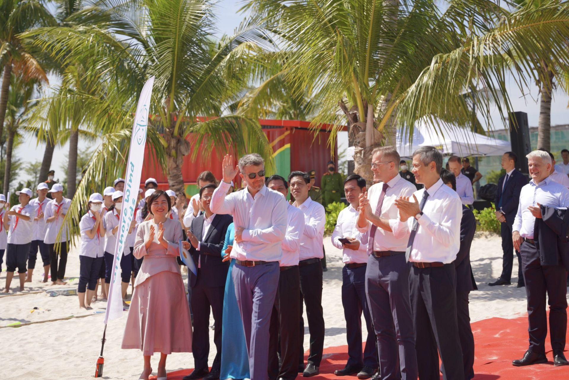 Thái tử kế vị Đan Mạch cùng đoàn công tác tham dự chương trình “Mô phỏng về điện gió ngoài khơi cho trẻ em” tại Khu du lịch Quốc tế Đồi Rồng (quận Đồ Sơn)