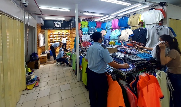 Kiểm tra tại Kiot kinh doanh quần áo thuộc Trung tâm thương mại Sài Gòn Square