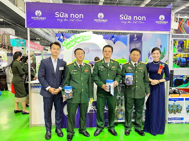 Các đơn vị doanh nghiệp quân đội Việt Nam tham quan gian hàng và chụp ảnh lưu niệm cùng bà Nguyễn Mai - TGĐ Natrumax Việt Nam