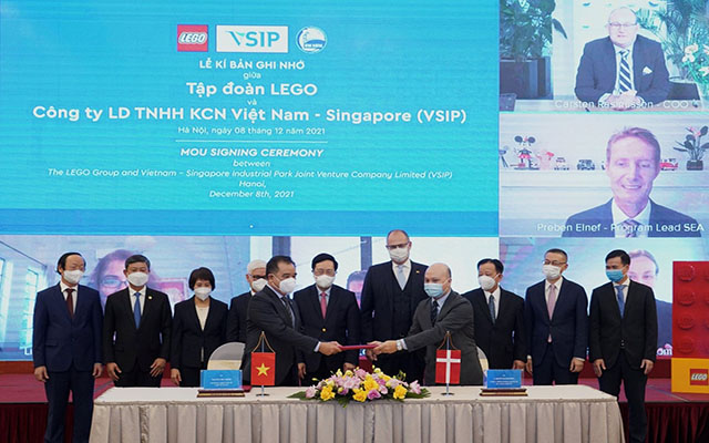Lễ ký kết  tác giữa Tập đoàn LEGO với Công ty Liên doanh TNHH KCN VSIP