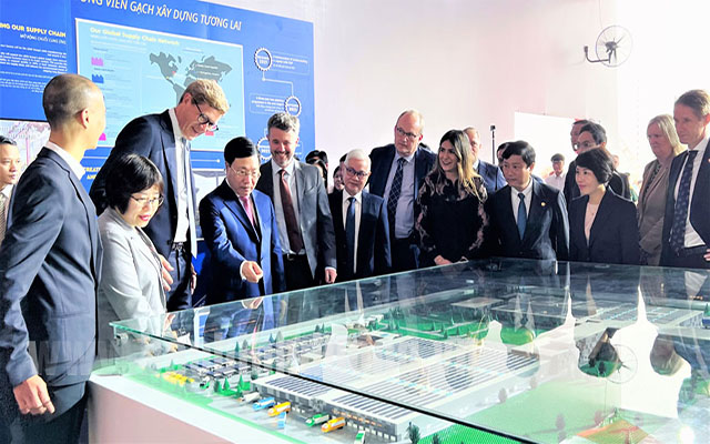 Thái tử Đan Mạch Frederik André Henrik Christian, Phó Thủ tướng Thường trực Chính phủ Phạm Bình Minh, lãnh đạo tỉnh Bình Dương cùng lãnh đạo các bộ ngành, đơn vị tham quan mô hình xây dựng nhà máy LEGO