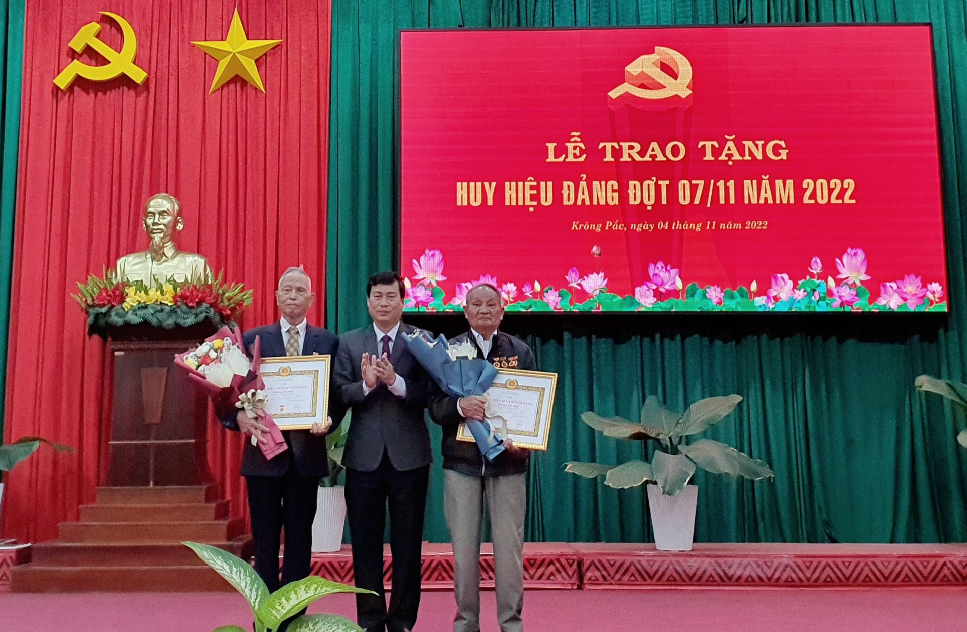 .Đồng chí Trần Hồng Tiến, Bí thư Huyện ủy Krông Pắc trao Huy hiệu 60 năm tuổi Đảng cho đảng viên Nguyễn Huy Điều, 86 tuổi và đảng viên Vương Văn Phúc, 80 tuổi.
